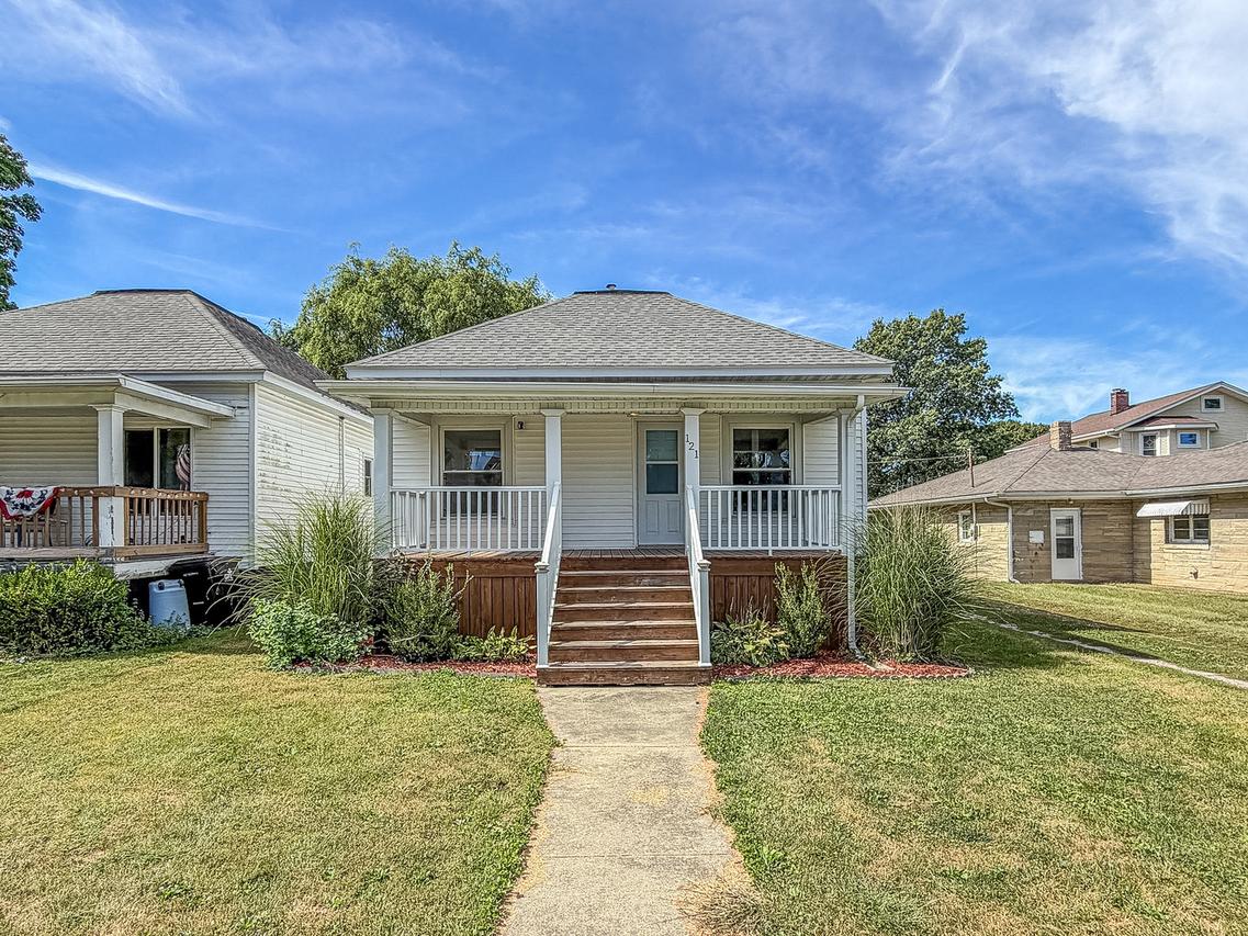 121 S High St., Lovington, IL 61937