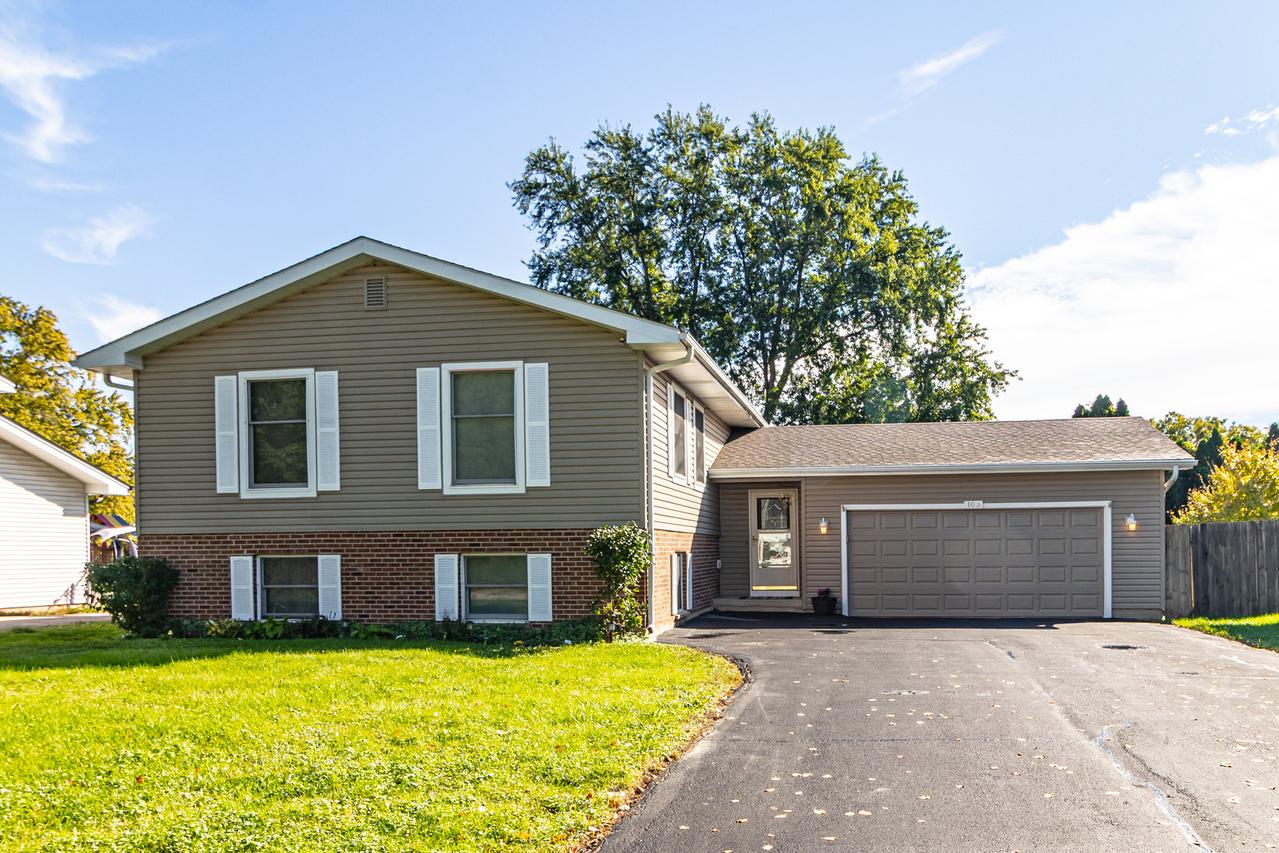 103 Hickory Dr., Lindenhurst, IL 60046