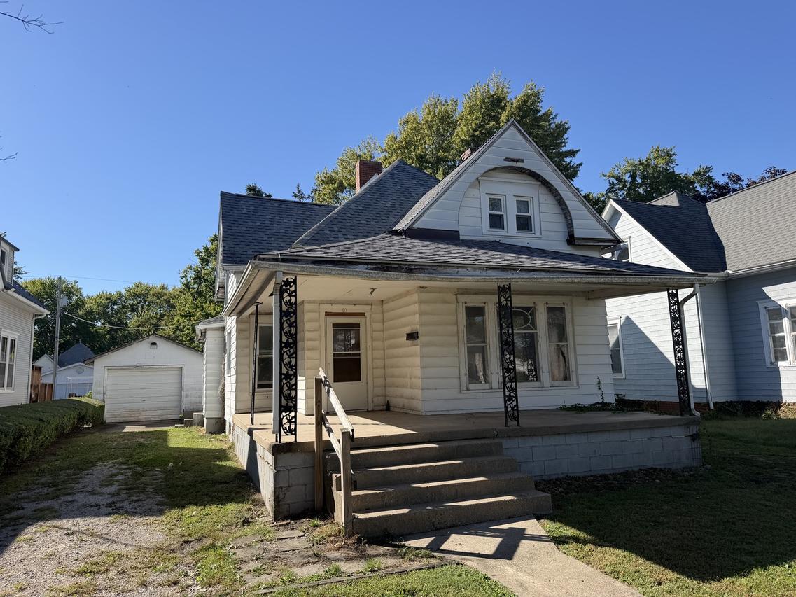 10 N Oak St., Villa Grove, IL 61956