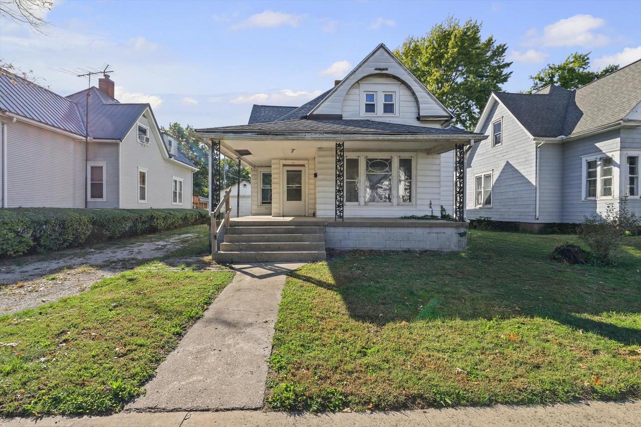 10 N Oak St., Villa Grove, IL 61956