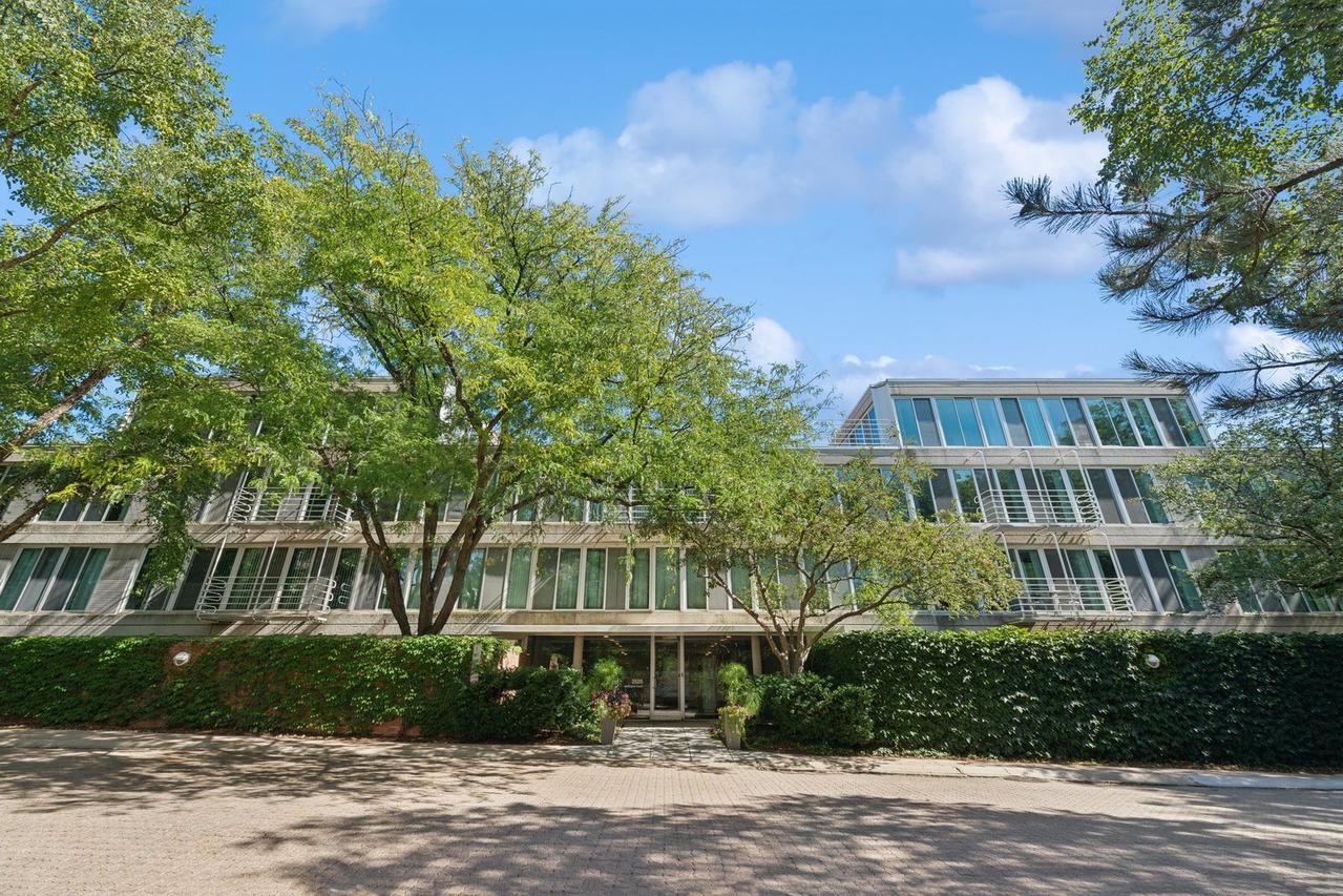 2525 Wellington Ct. #302, Evanston, IL 60201