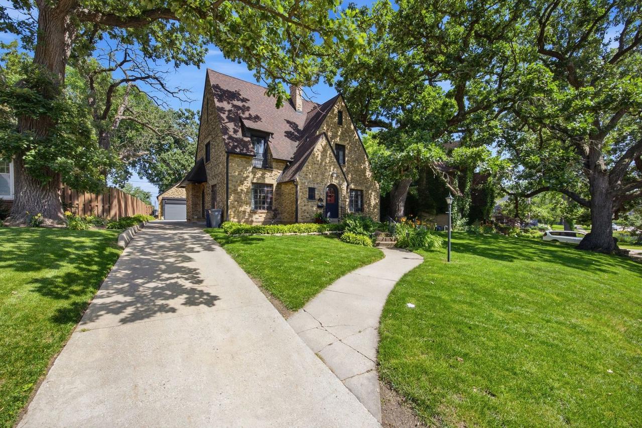 41 Hamilton Ave., Elgin, IL 60123