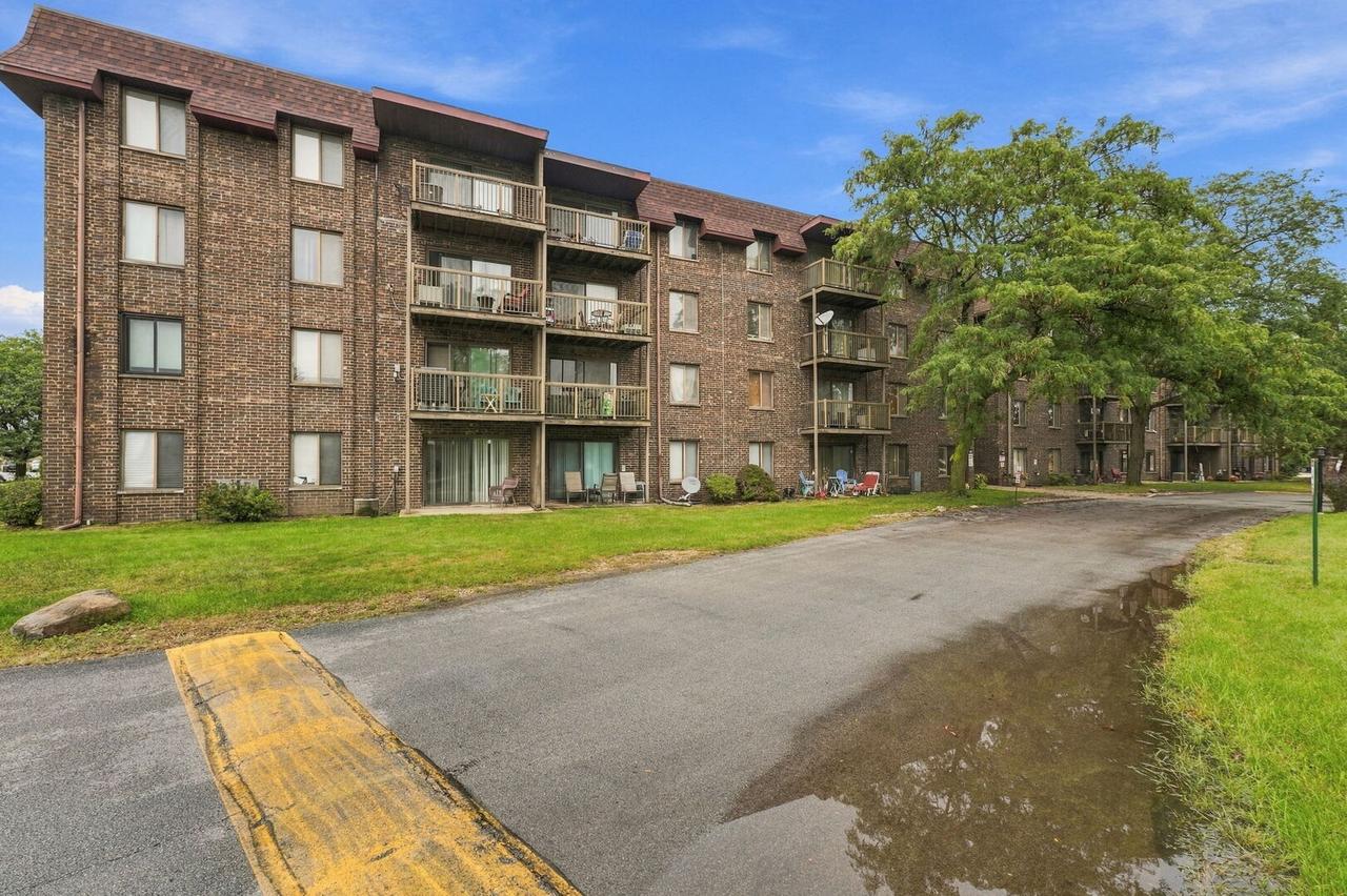 820 Elder Rd. #202, Homewood, IL 60430