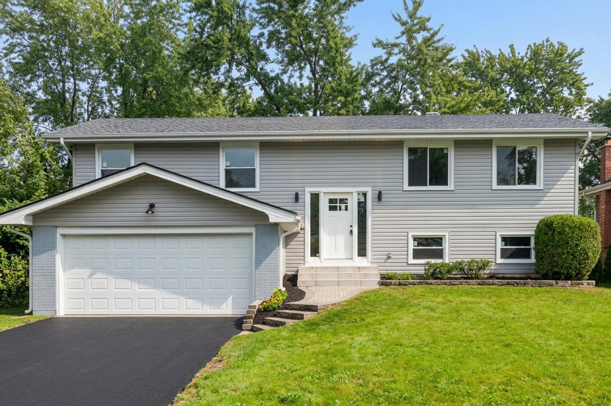 1075 Lancaster Ct., Hoffman Estates, IL 60169