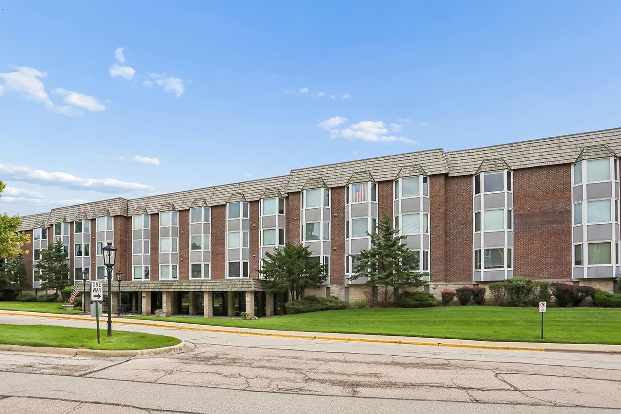 201 Thames Pkwy. #3A, Park Ridge, IL 60068