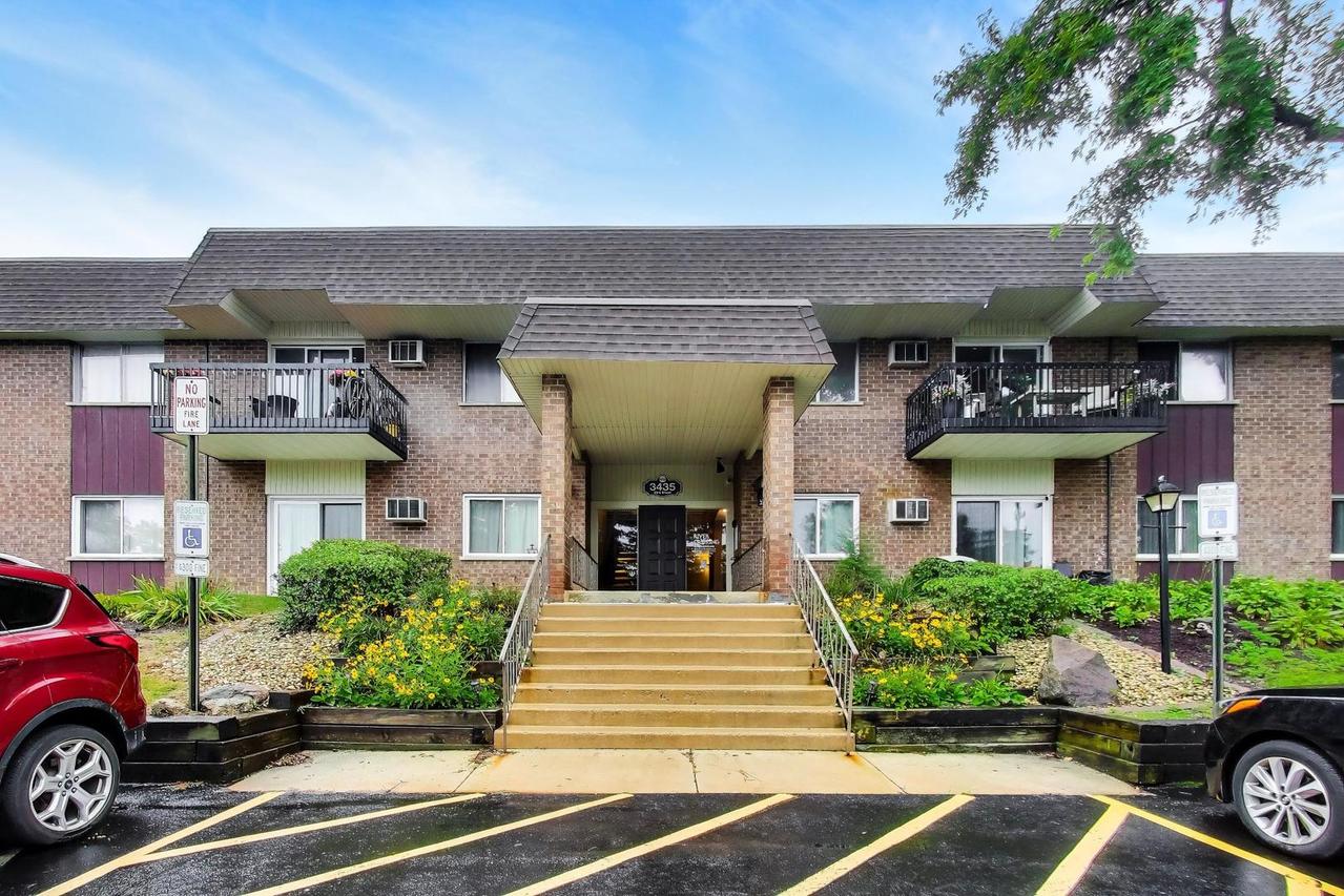 3425 83rd St. #D18, Woodridge, IL 60517