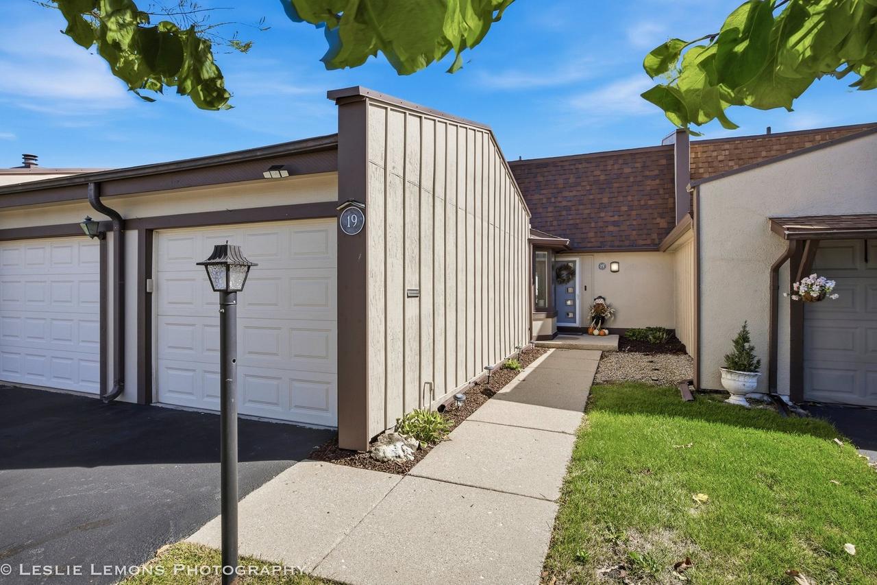 19 Westwood Dr., Indian Head Park, IL 60525