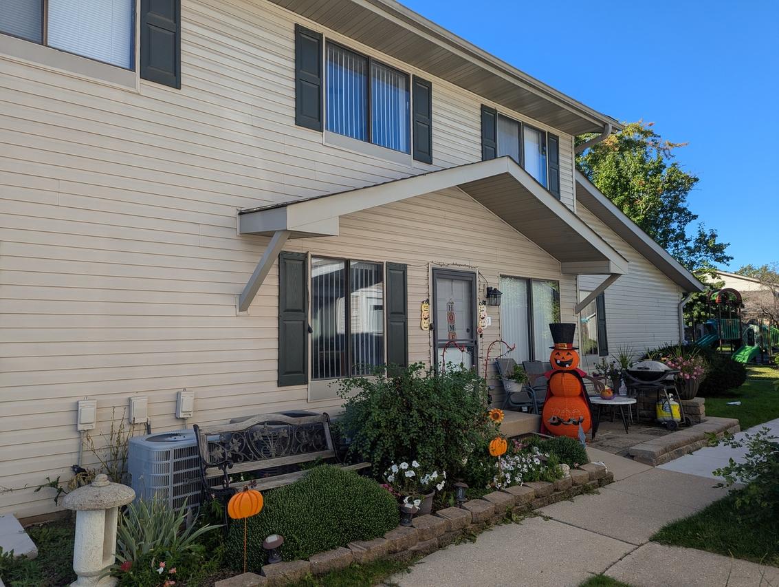 2S758 Winchester Cir. #3, Warrenville, IL 60555