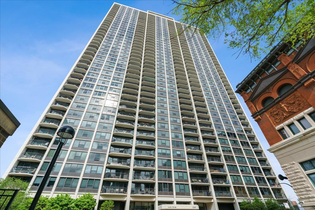 1560 N Sandburg Ter. #4003, Chicago, IL 60610