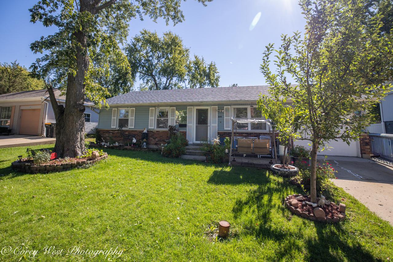 806 N Stowell Ave., Streamwood, IL 60107