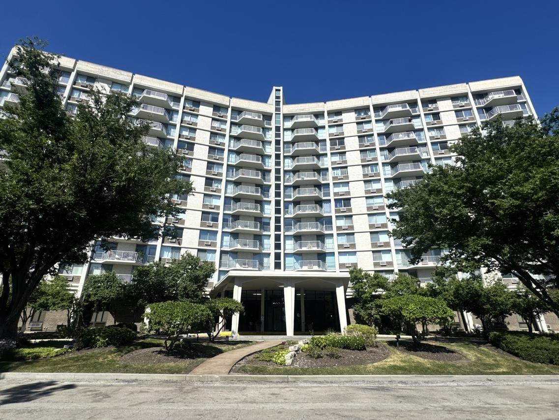 20 N Tower Rd. #10M, Oak Brook, IL 60523