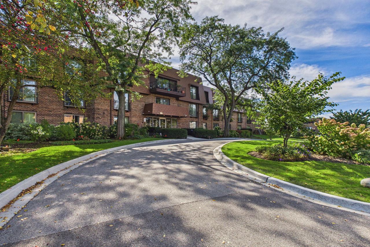 3900 Dundee Rd. #305, Northbrook, IL 60062