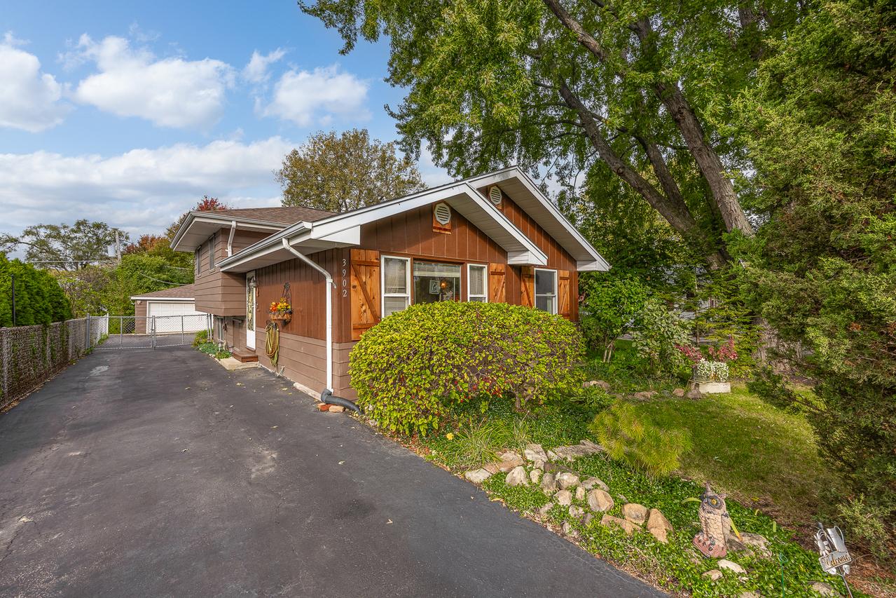 3902 N Adams St., Westmont, IL 60559