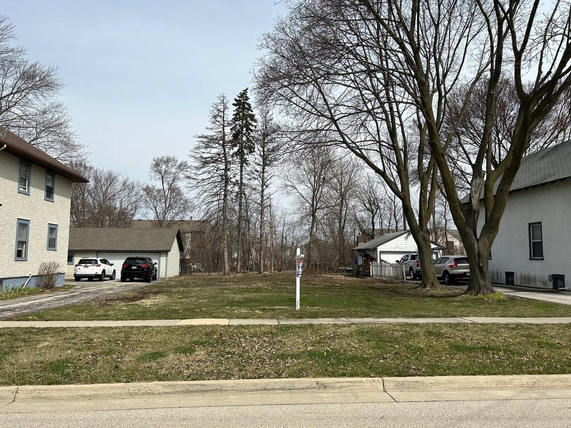 E Sunnyside Ave., Libertyville, IL 60048