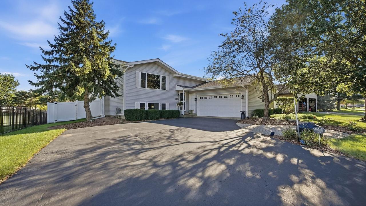 717 Lake Ct., New Lenox, IL 60451