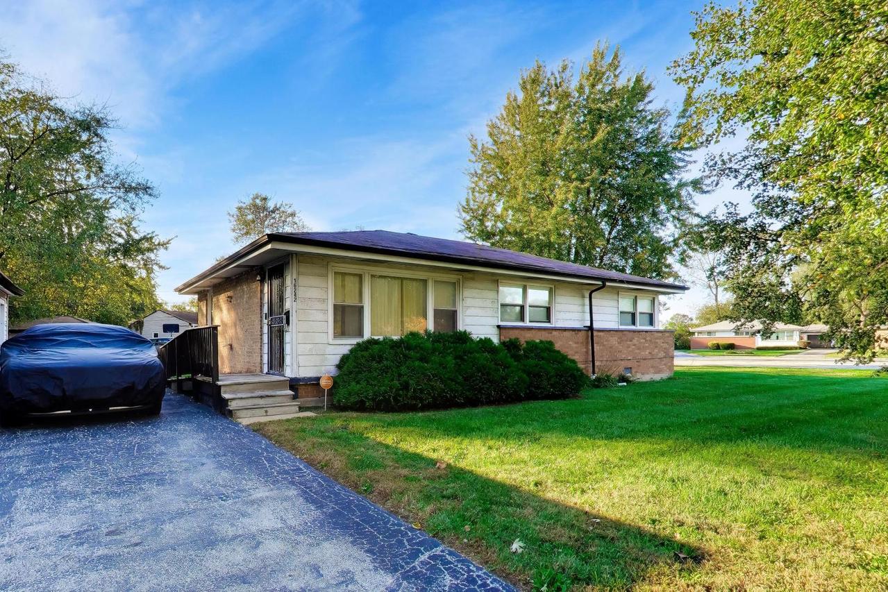 16242 Oxford Dr., Markham, IL 60428