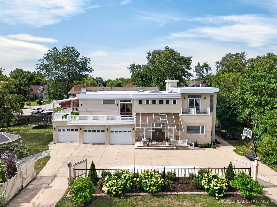 8650 W Davis St., Des Plaines, IL 60016