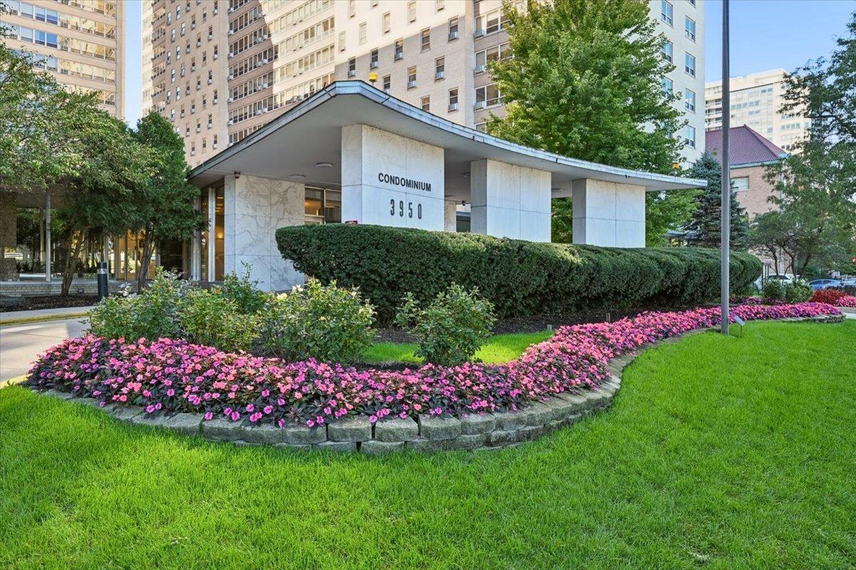 3950 N Lake Shore Dr. #703, Chicago, IL 60613