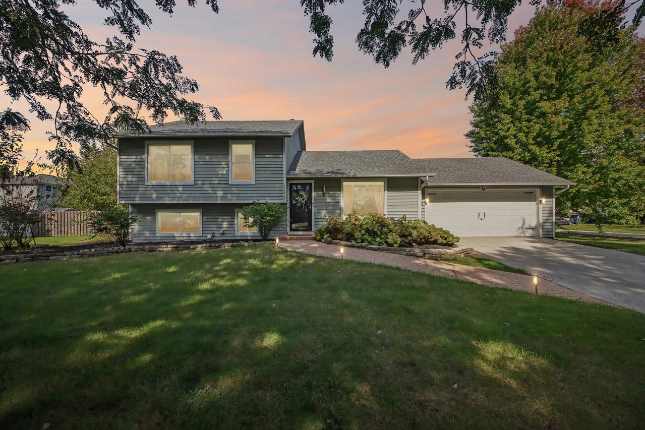 30W736 Whispering Winds Dr., Naperville, IL 60563