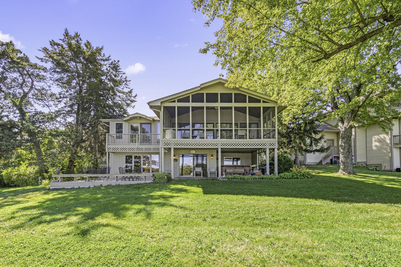 24 Holiday Dr., Lake Holiday, IL 60552