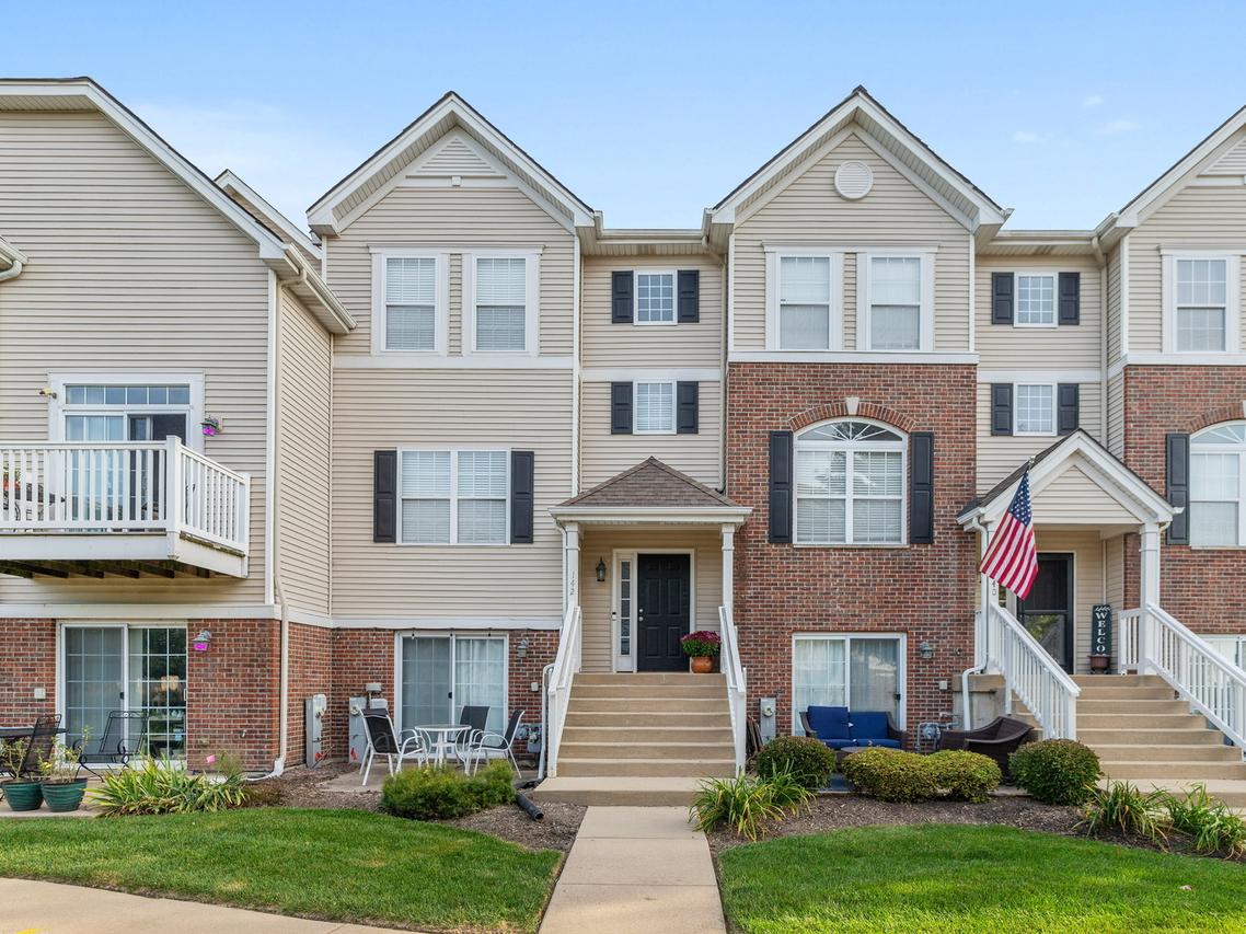 142 Lakeshore Dr., Oswego, IL 60543
