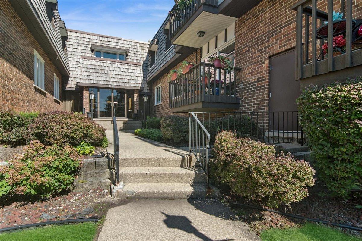 2300 W Talcott Rd. #2B1, Park Ridge, IL 60068