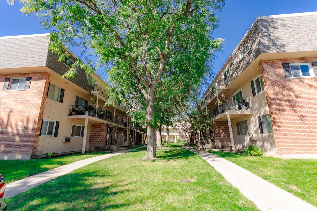 2406 Algonquin Rd. #4, Rolling Meadows, IL 60008
