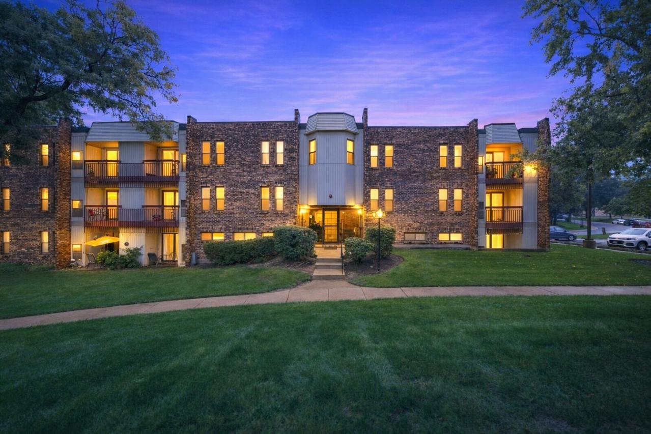 2214 Country Club Dr. #21A, Woodridge, IL 60517