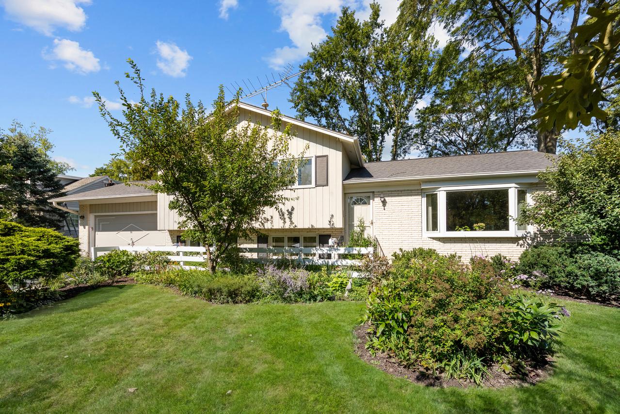 90 Park Ln., Lake Bluff, IL 60044