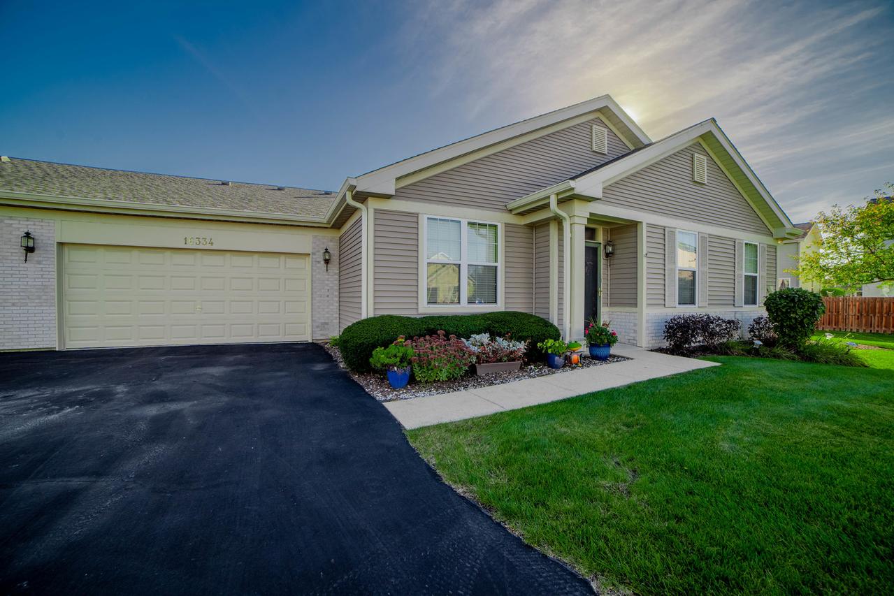 16334 Crescent Lake Dr., Crest Hill, IL 60403