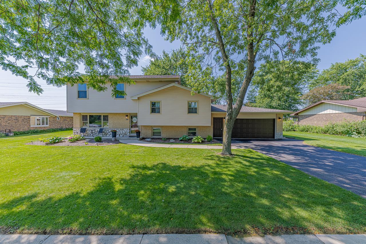 220 Pfaff Dr., Frankfort, IL 60423