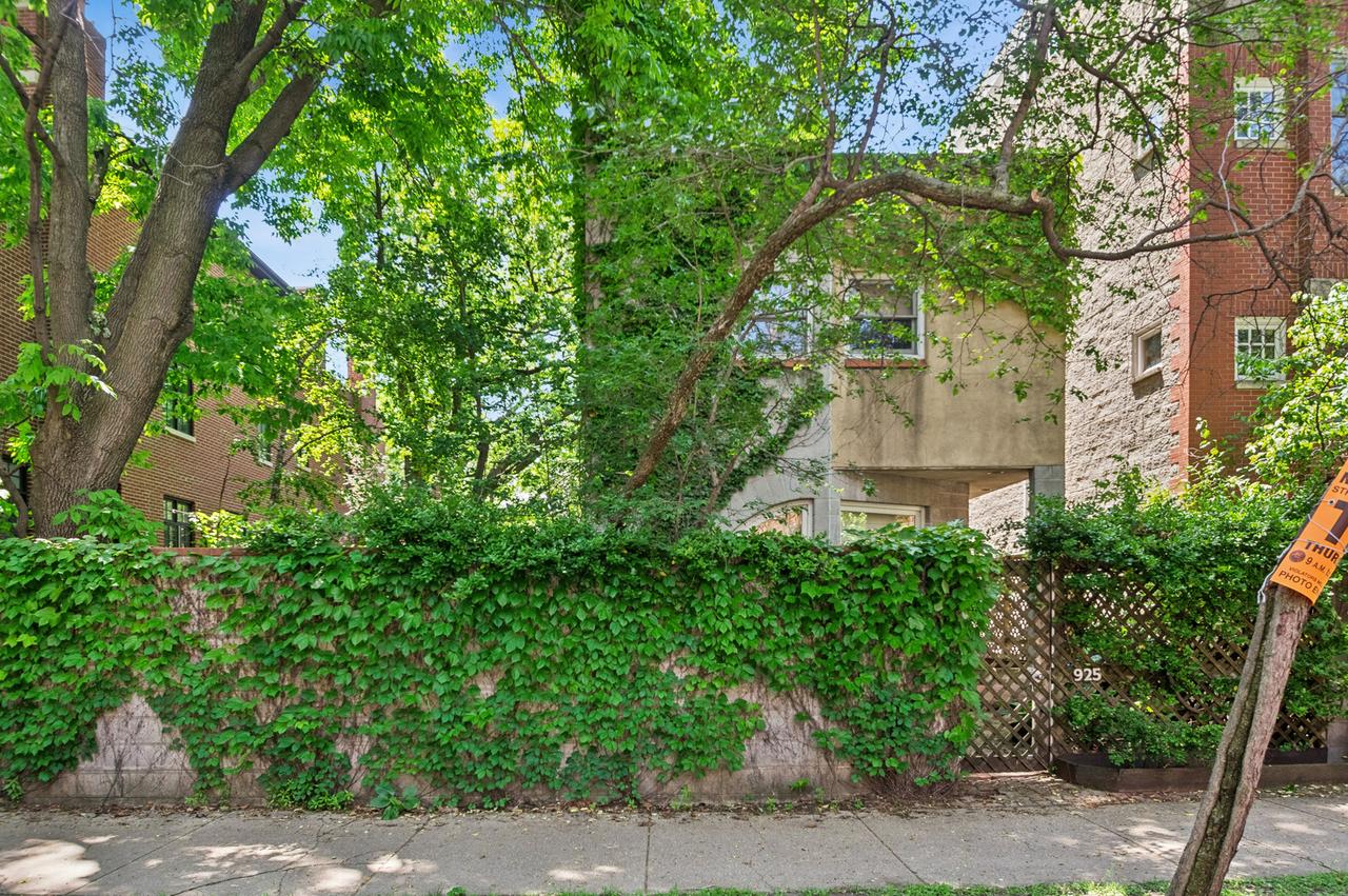925 W Wolfram St., Chicago, IL 60657