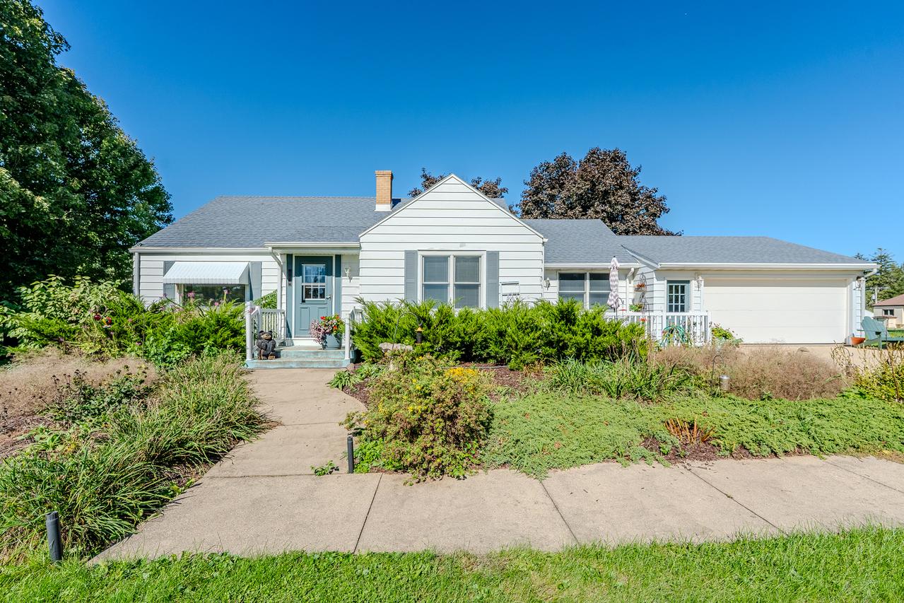 984 Fairview St., German Valley, IL 61039