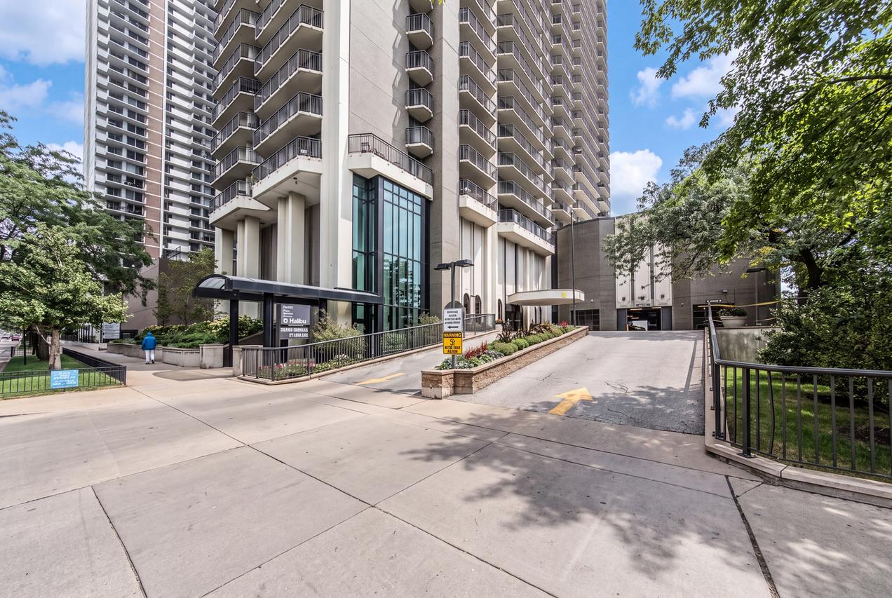 6007 N Sheridan Rd. #25D, Chicago, IL 60660