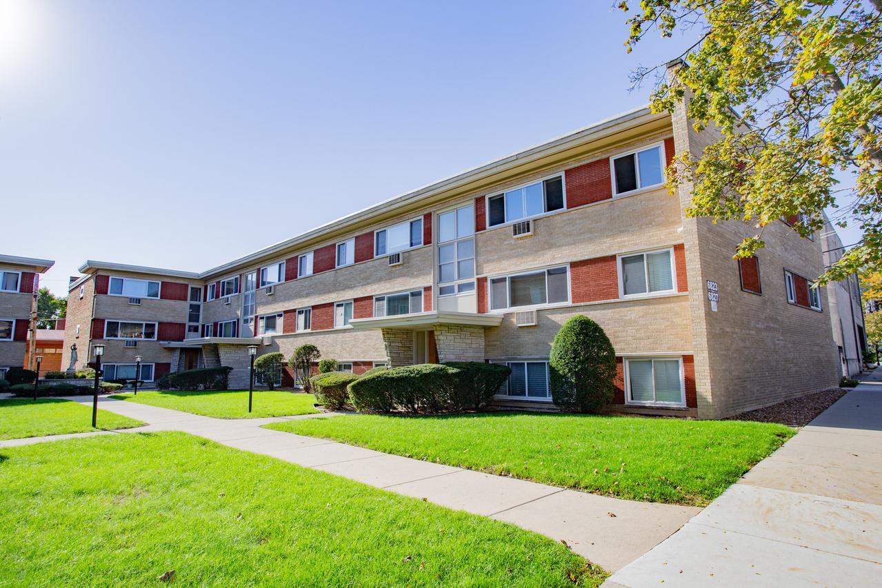 6827 W Raven St. #2L, Chicago, IL 60631