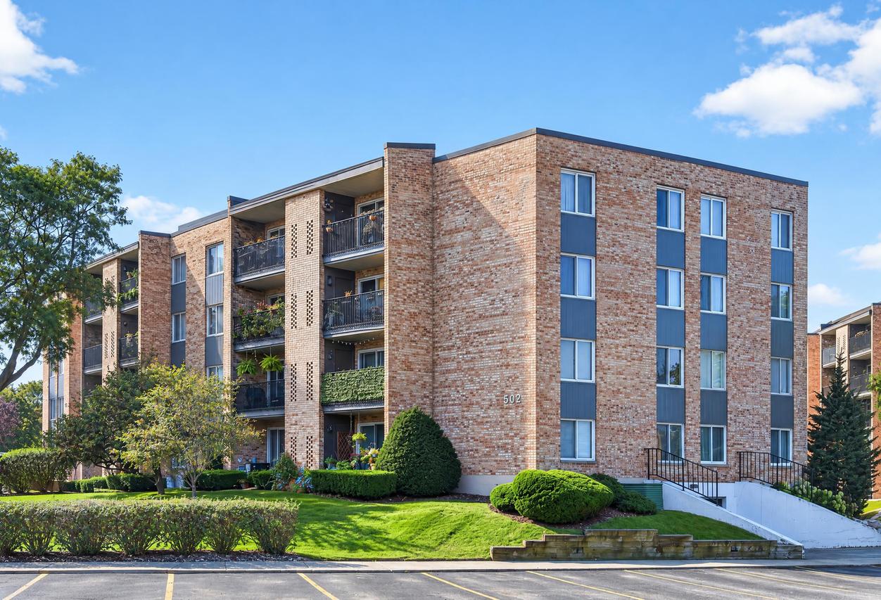 502 W Huntington Commons Rd. #241, Mount Prospect, IL 60056