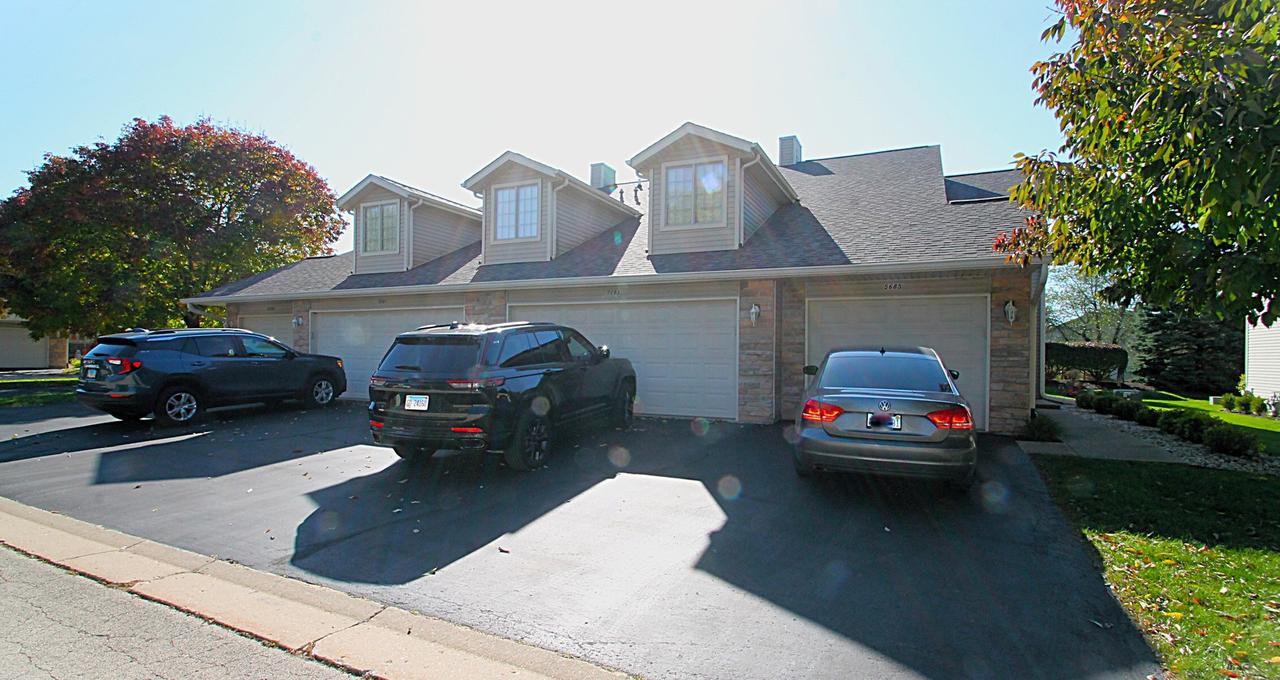 5685 Oak Village Dr., Roscoe, IL 61073