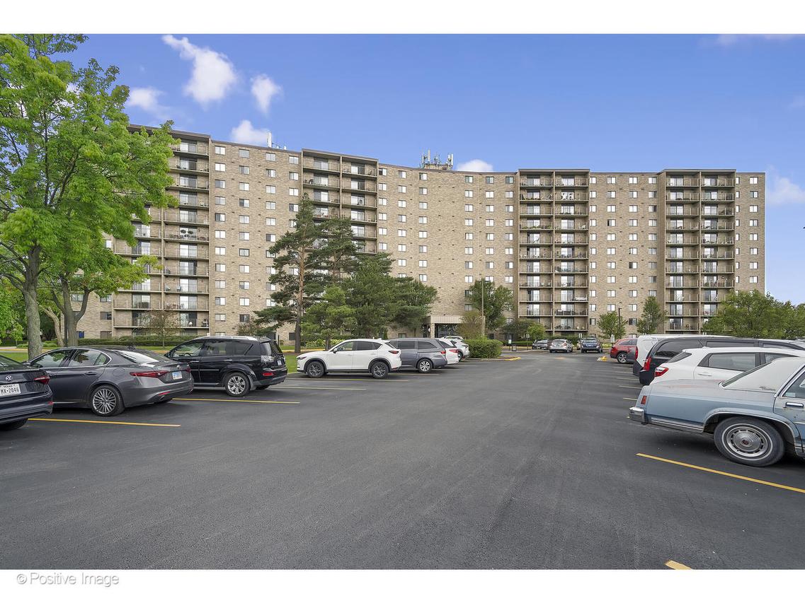 6340 Americana Dr. #911, Willowbrook, IL 60527