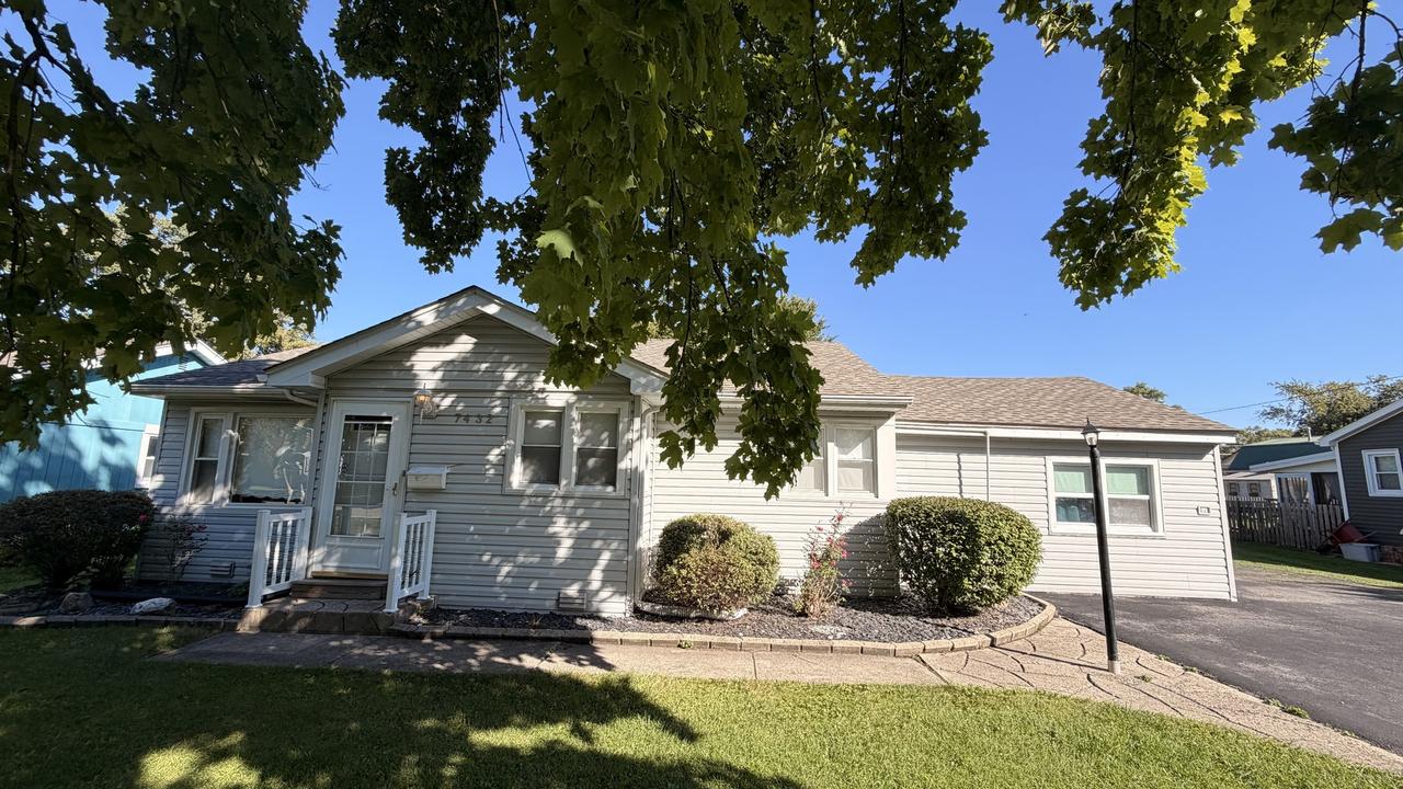 7432 W 109 St., Worth, IL 60482