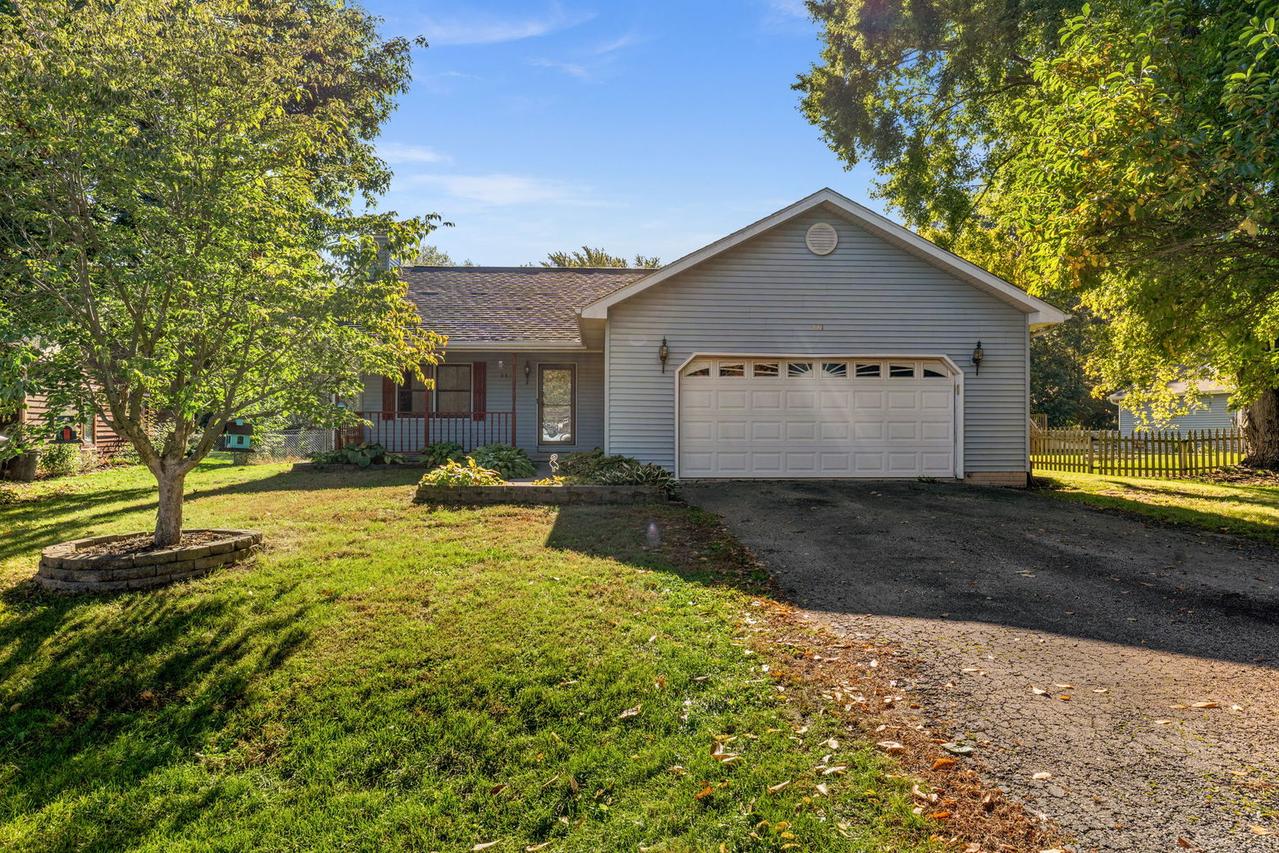 881 Lake Holiday Dr., Lake Holiday, IL 60548