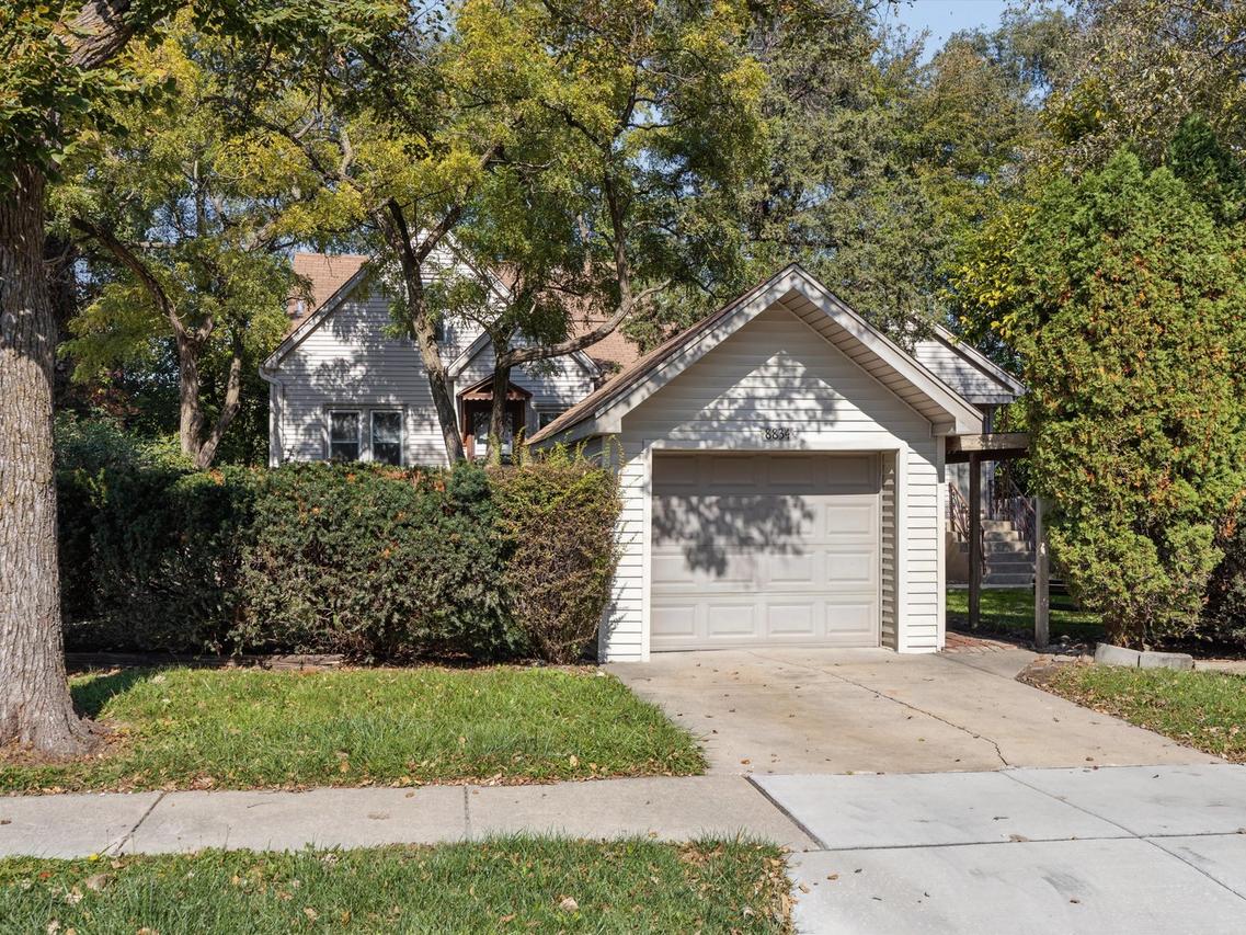 8834 Burlington Ave., Brookfield, IL 60513