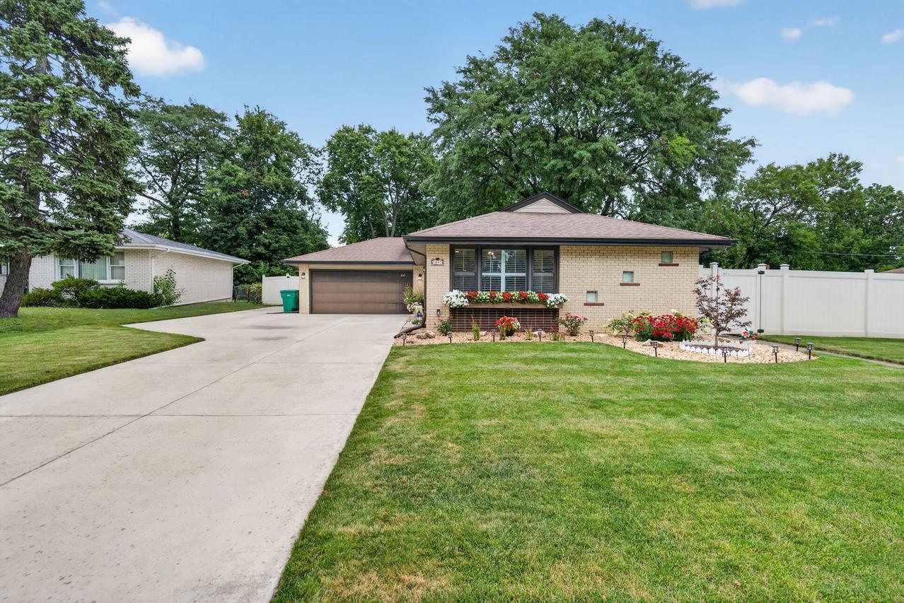 1043 Walter St., Lemont, IL 60439