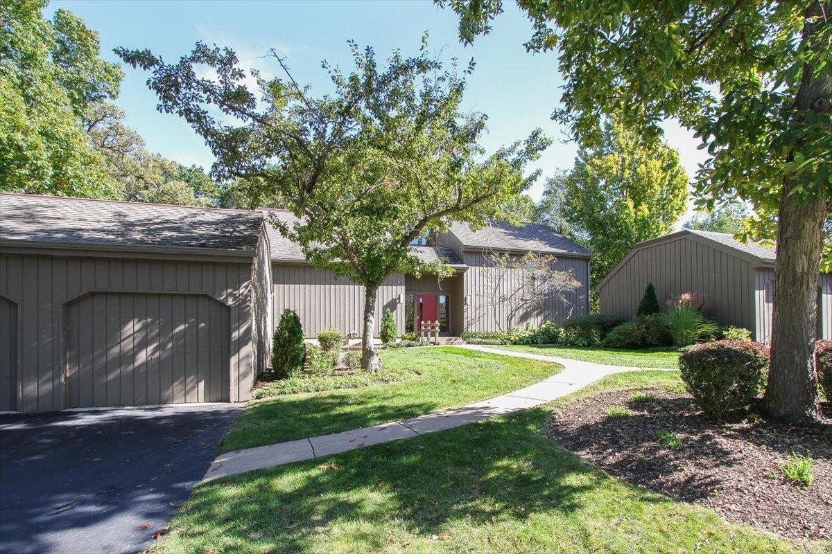 671C Old Barn Rd., Lake Barrington, IL 60010