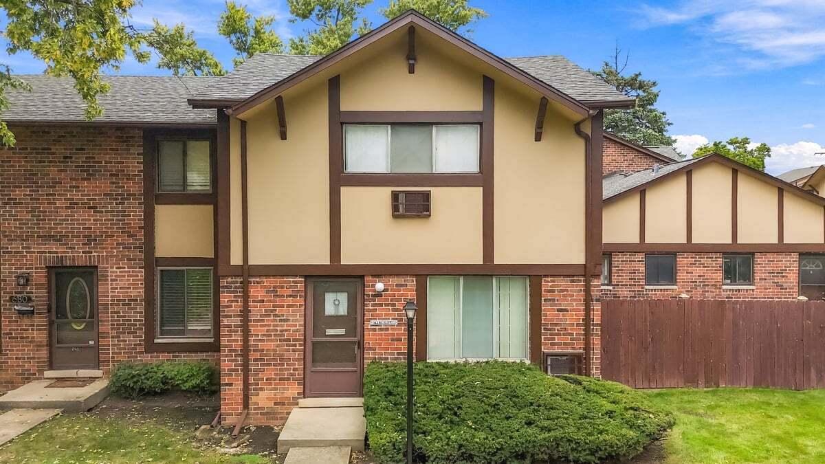 17W678 Kirkland Ln., Villa Park, IL 60181