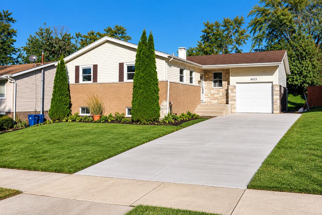 8933 S Oakwood Dr., Hickory Hills, IL 60457