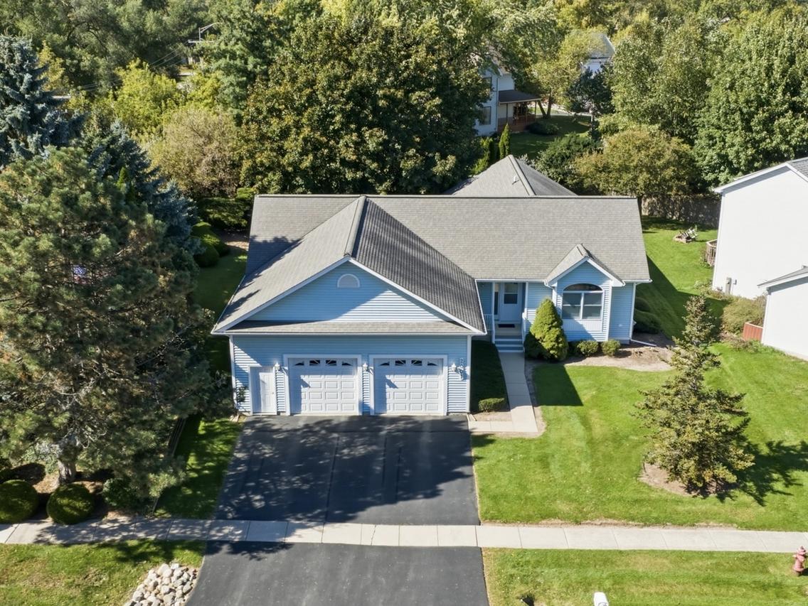 2001 Red Barn Rd., Woodstock, IL 60098