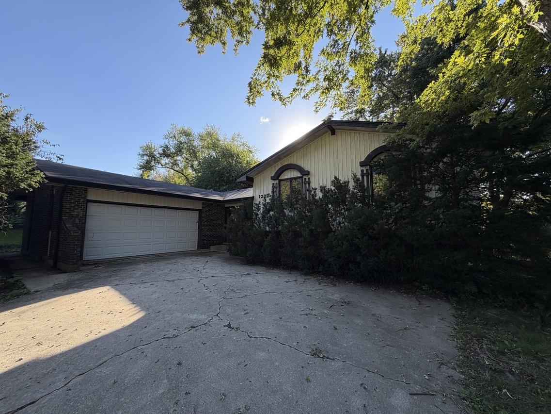 1222 Laurel Ln., Schaumburg, IL 60193
