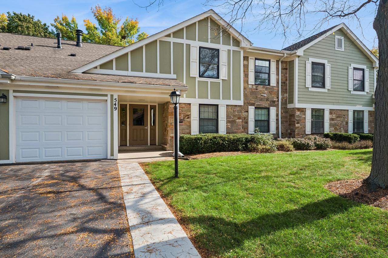 549 Williamsburg Ct. #B2, Wheeling, IL 60090