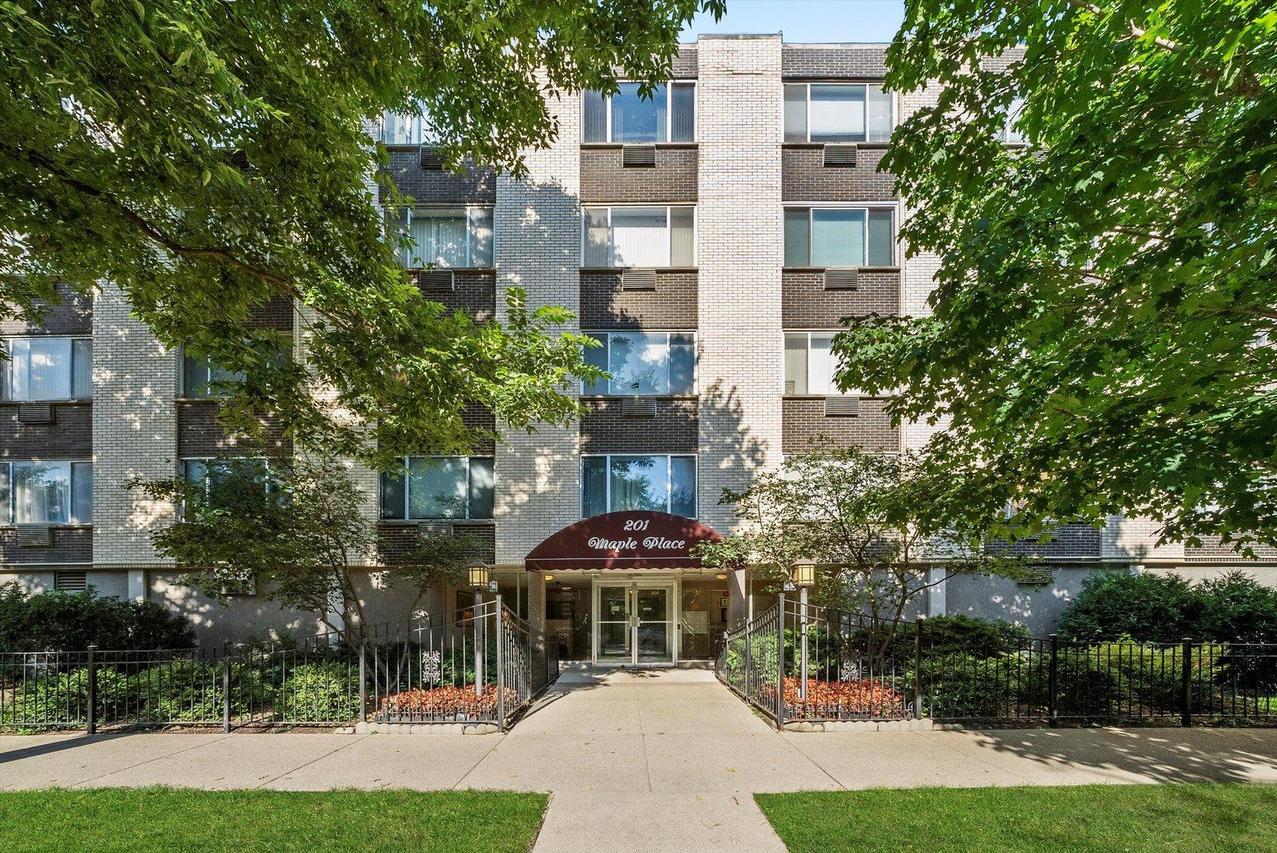 201 S Maple Ave. #210, Oak Park, IL 60302
