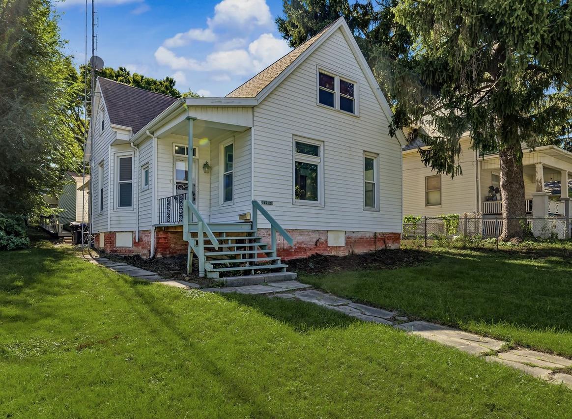 1212 W Olive St., Bloomington, IL 61701